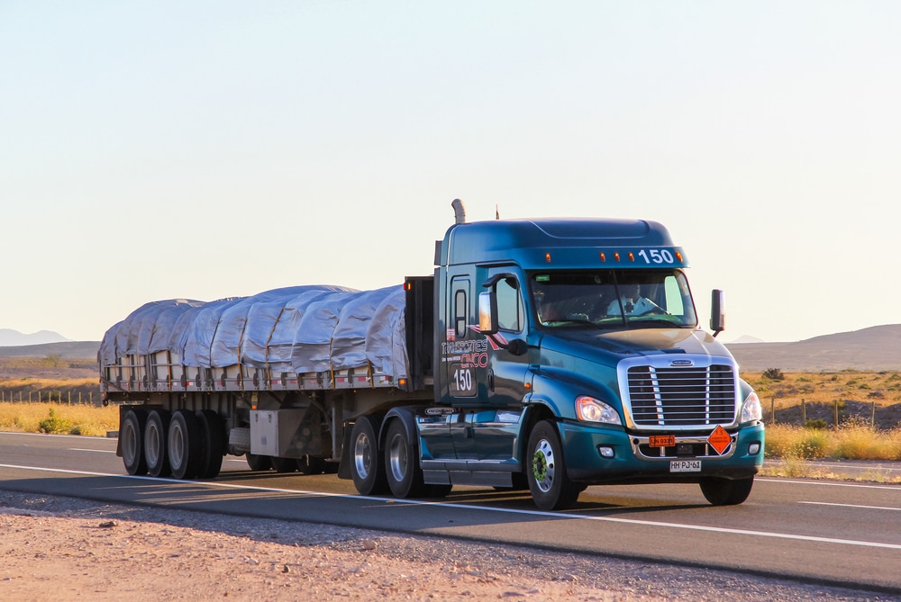 Atacama,,Chile,-,November,13,,2015:,Semi-trailer,Truck,Freightliner,Cascadia